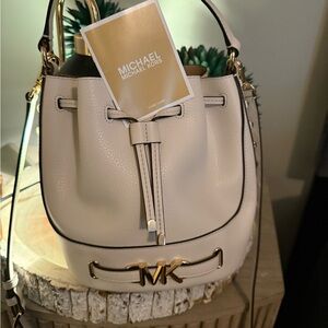Brand New - Michael Kors Reed Medium Studded Pebbled Leather Bucket Bag ✨ 👜